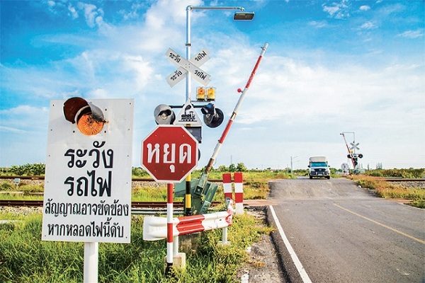 Railway barrier opening and closing system